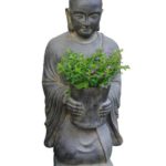 פסל בודהה מחזיק עציץ