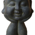פסל ראש בודהה נשען על ידיו