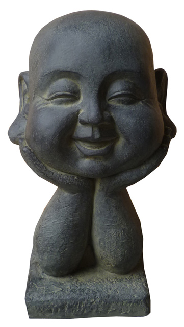 פסל ראש בודהה נשען על ידיו