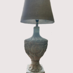 מנורת שולחן דקורטיבית בסיס דמוי כד עתיק